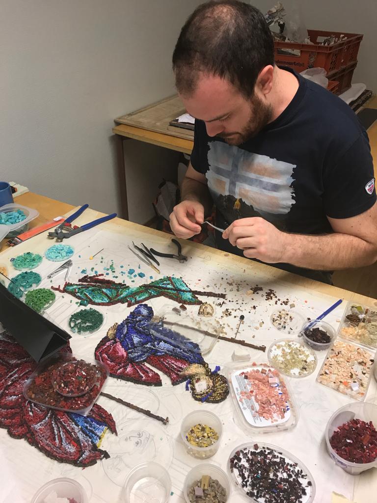 Mirko Cetkovicin ja Dusan Rafailovicin jouluaiheinen mosaiikkityö Sofian Pyhän Viisauden kappelin ulkoseinässä